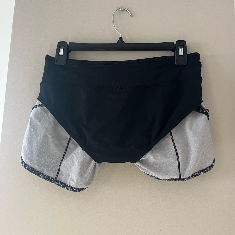 Lululemon black speed up shorts 2.5 inch inseam - Picture 4 of 5